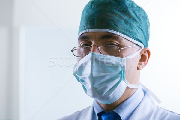 Chirurg szpitala starszy zawodowych maski chirurgiczne cap Zdjęcia stock © stokkete