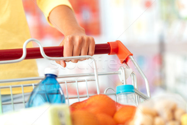 Shopping supermercato donna alimentari spingendo completo Foto d'archivio © stokkete