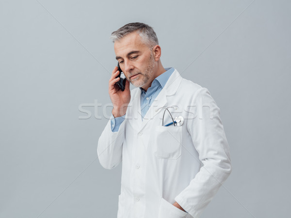 醫生 服務 會診 電話 成熟 醫生 商業照片 © stokkete