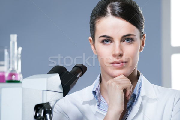 Stockfoto: Vrouwelijke · onderzoeker · chemie · lab · uitrusting · wetenschap