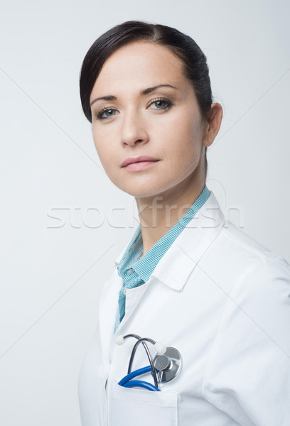 Zawodowych kobiet lekarza uśmiechnięty portret lab coat Zdjęcia stock © stokkete