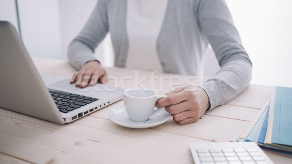 Zdjęcia stock: Przerwa · na · kawę · młoda · kobieta · pracy · laptop · kubek