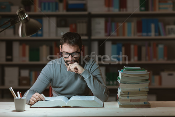 Estudiante lectura libro adulto biblioteca tarde Foto stock © stokkete