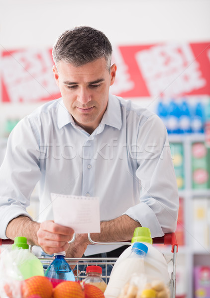 Człowiek zakupy spożywczy listy supermarket popychanie Zdjęcia stock © stokkete
