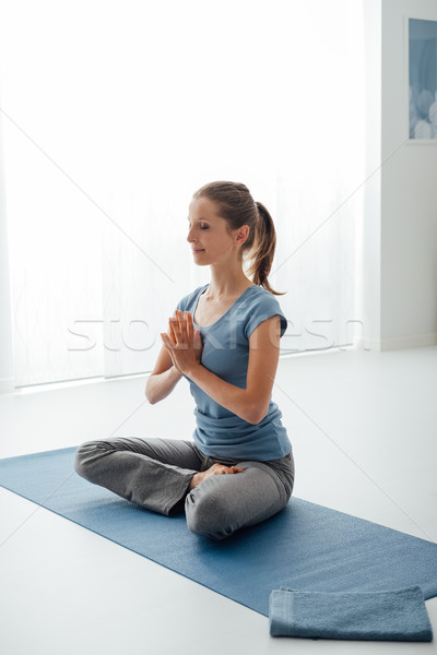 Stok fotoğraf: Kadın · yoga · meditasyon · ev · zemin