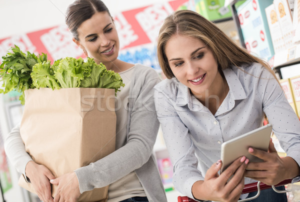 Meisjes winkelen samen jonge vrouwen kruidenier supermarkt Stockfoto © stokkete