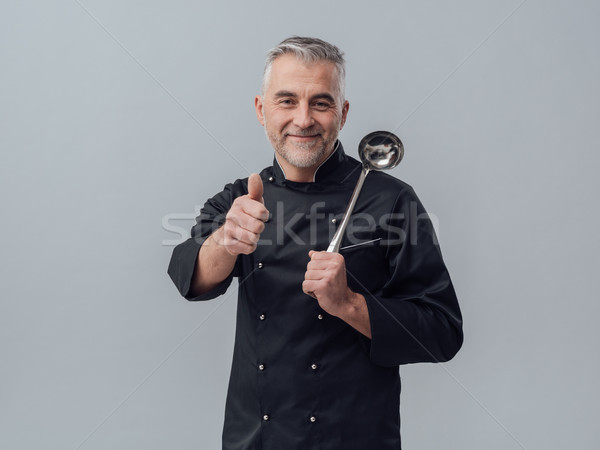 Chef posando cuchara cucharón sonriendo Foto stock © stokkete
