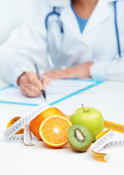Táplálkozástudós orvos ír recept fókusz gyümölcs Stock fotó © stokkete