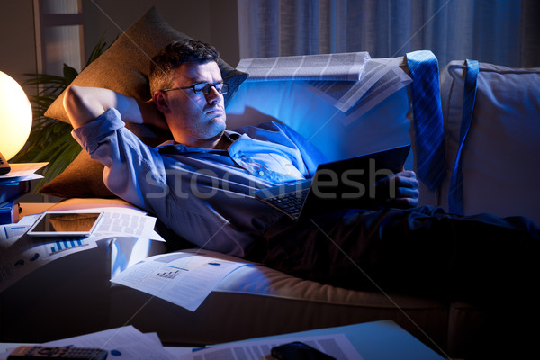 Dolgozik késő éjszaka üzletember fekszik kanapé Stock fotó © stokkete