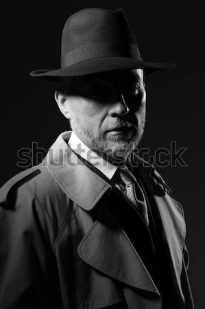 Homem fumador cigarro elegante antiquado escuro Foto stock © stokkete