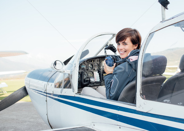 Piloto aeronave cabine do piloto sorridente feminino luz Foto stock © stokkete