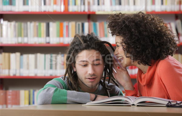 Geheimen praatjes twee binnenshuis bibliotheek student Stockfoto © stokkete