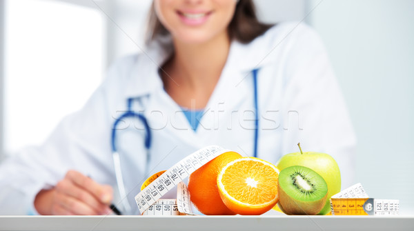 Foto stock: Nutricionista · médico · femenino · oficina · enfoque · frutas