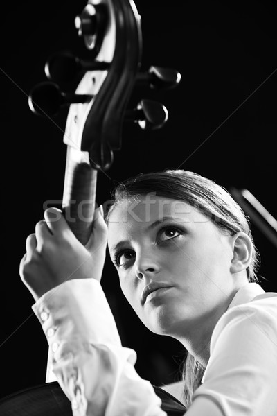 Piękna wiolonczelista młodych piękna kobieta gry wiolonczela Zdjęcia stock © stokkete