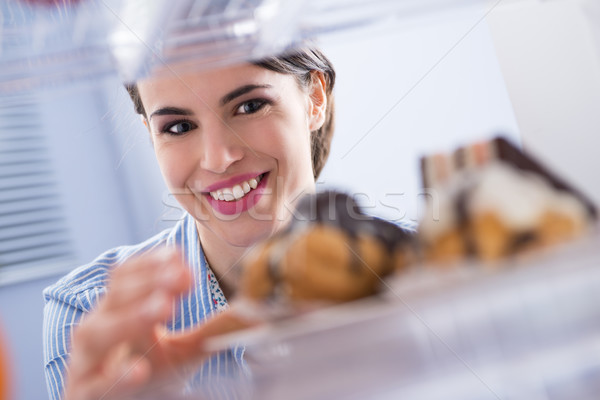 Hunkering zoet voedsel jonge vrouw glimlachend gebak Stockfoto © stokkete