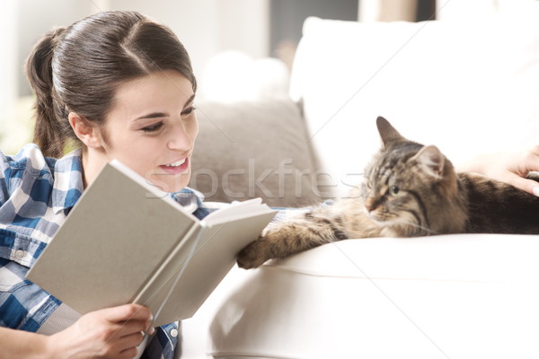 Kadın oynama kedi gülümseyen kadın kitap Stok fotoğraf © stokkete