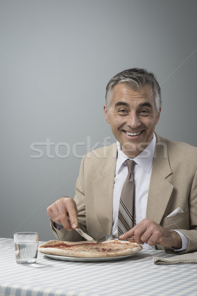 Empresario pausa para el almuerzo sonriendo elegante pizza relajarse Foto stock © stokkete
