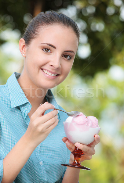 Eis lächelnd Mädchen Essen Eisbecher Porträt Stock foto © stokkete