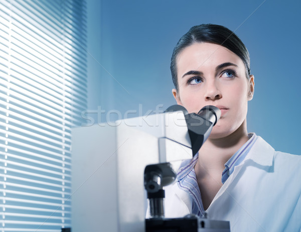 Zdjęcia stock: Kobiet · badacz · myślenia · młodych · mikroskopem · chemia