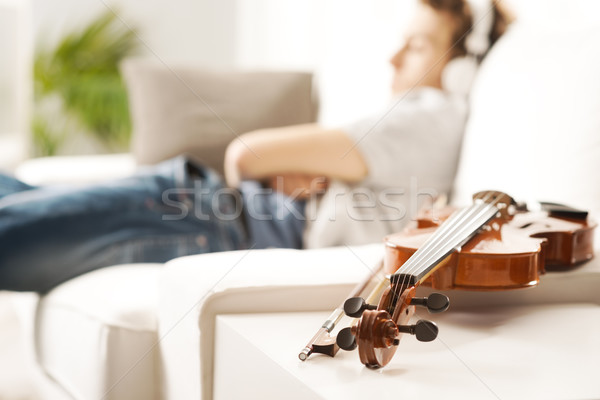 Stockfoto: Muzikant · ontspannen · home · viool · man