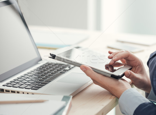 [[stock_photo]]: Femme · d'affaires · numérique · comprimé · travail · écran · tactile