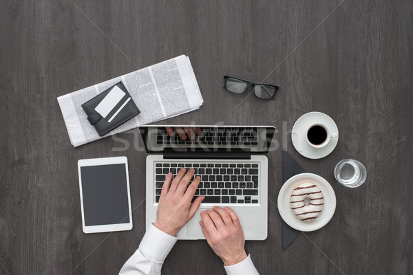 Foto stock: Empresário · trabalhando · secretária · negócio · área · de · trabalho · laptop