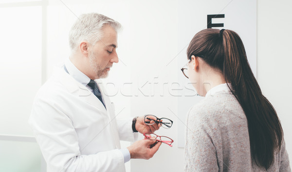 Frau Auswahl Paar Gläser Augenuntersuchung Augenarzt Stock foto © stokkete