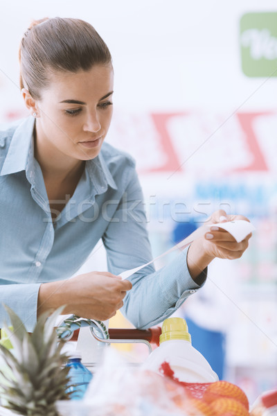 Frau lange Erhalt Warenkorb Supermarkt Lebensmittelgeschäft Stock foto © stokkete