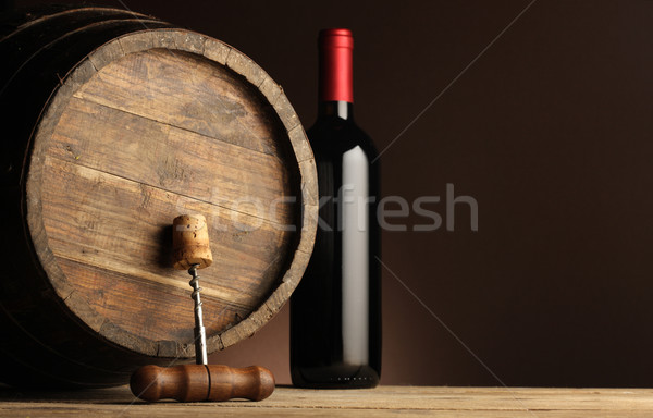 Foto stock: Vino · tinto · botella · barril · sacacorchos