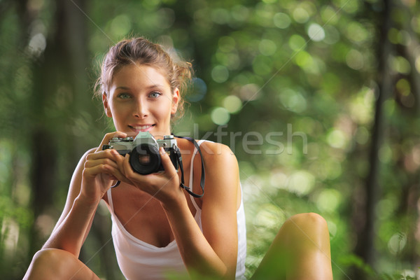 Kadın fotoğrafçı güzel bir kadın orman eski fotoğraf makinesi bahar Stok fotoğraf © stokkete