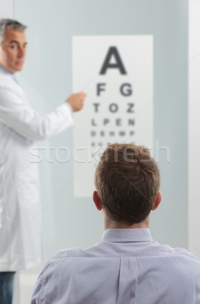 眼科檢查 驗光師 病人 醫生 指向 眼 商業照片 © stokkete