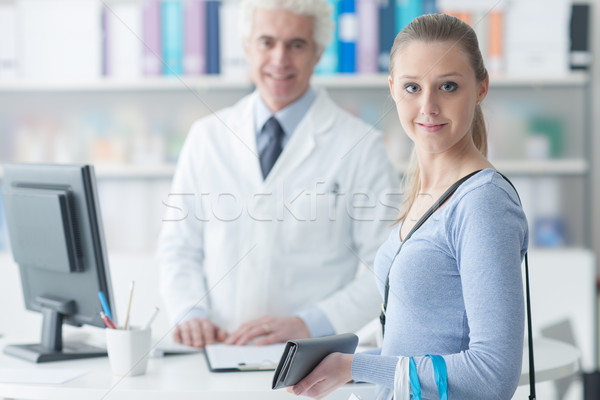 Beteg orvosi rendelő mosolyog kamera egészségügy orvos Stock fotó © stokkete
