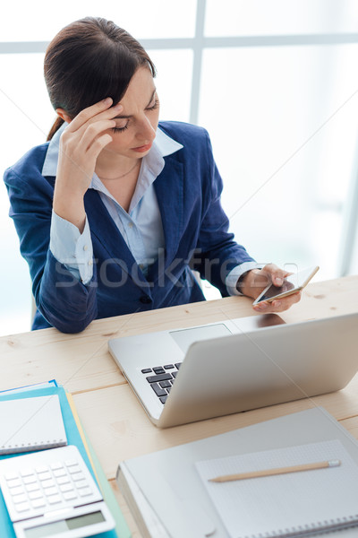 Ganditor femeie de afaceri lectură sms birou atingere Imagine de stoc © stokkete