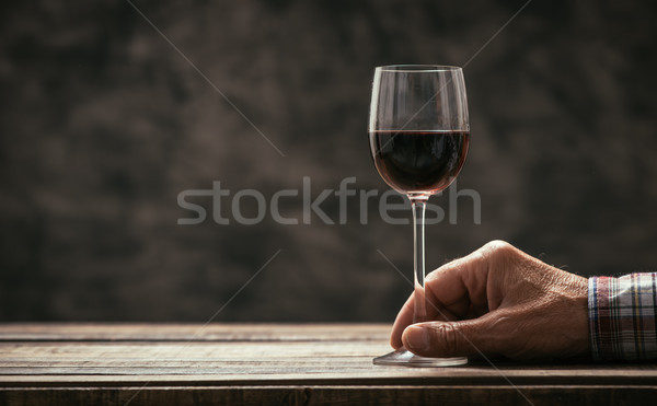 Mann Verkostung Glas Rotwein Senior Wein Stock foto © stokkete