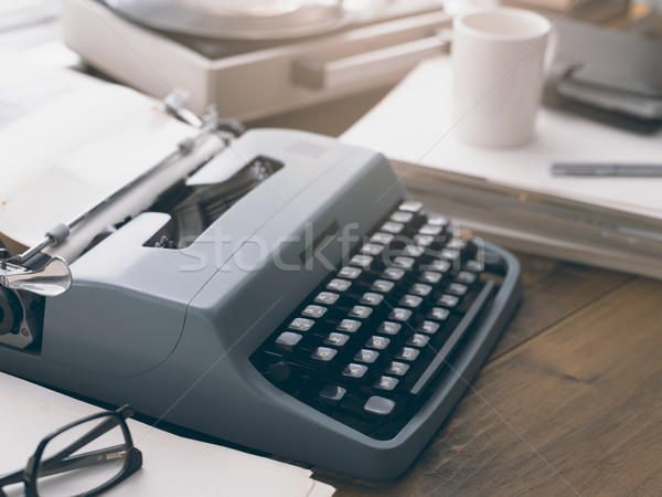Vintage bureau schrijver editor schrijfmachine draaitafel Stockfoto © stokkete