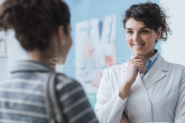 Medische overleg kliniek arts vergadering patiënt Stockfoto © stokkete