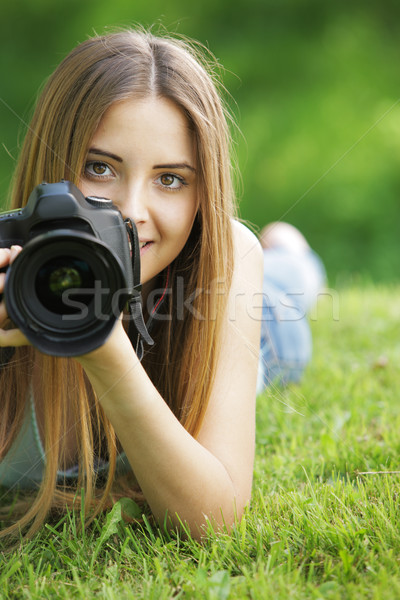 Gyönyörű fiatal fotós portré mosolyog szőke nő Stock fotó © stokkete
