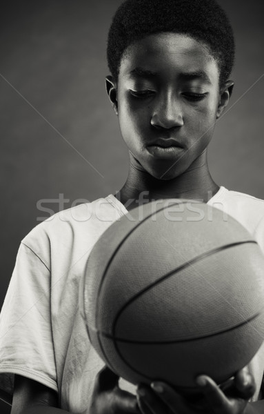 Koncentráció tizenéves fiú néz kosárlabda sport diák Stock fotó © stokkete