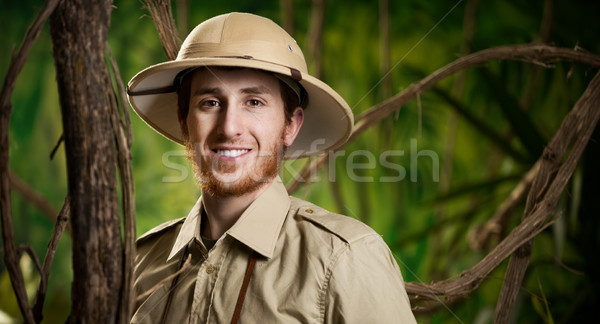 Jonge glimlachend ontdekkingsreiziger jungle hoed camera Stockfoto © stokkete