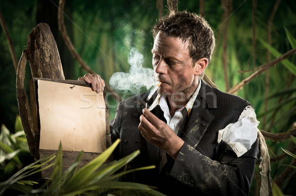 Geschäftsmann Rauchen Dschungel verloren Beleuchtung Zigarette Stock foto © stokkete