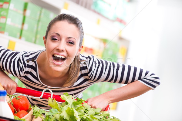 Vrouw genieten winkelen supermarkt aantrekkelijk jonge vrouw Stockfoto © stokkete