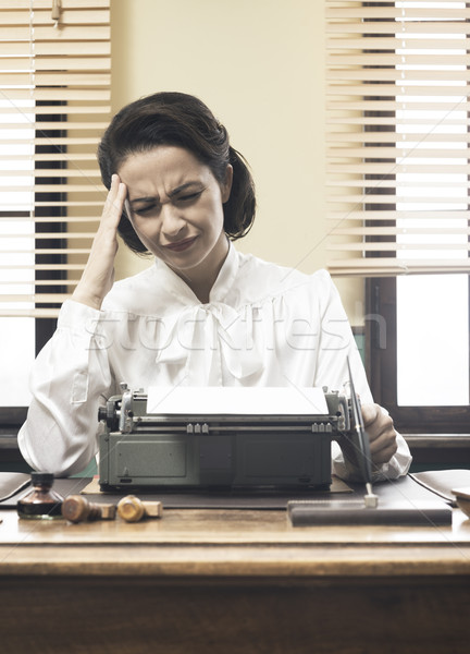 Jahrgang Sekretär Kopfschmerzen arbeiten anfassen Stock foto © stokkete