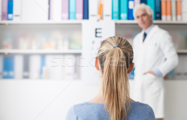 Vizsga szemorvos fiatal nő optometrikus iroda megvizsgál Stock fotó © stokkete
