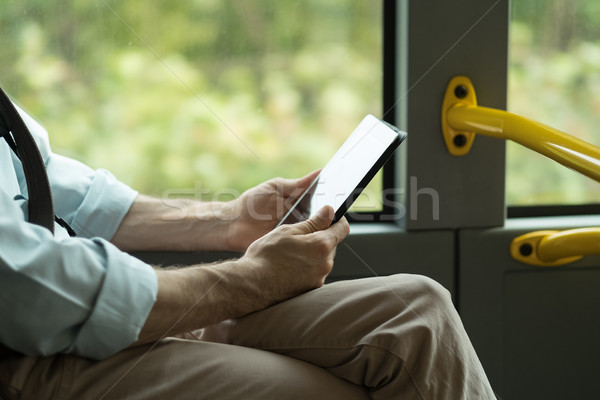 Ingázás munka férfi busz dolgozik digitális Stock fotó © stokkete