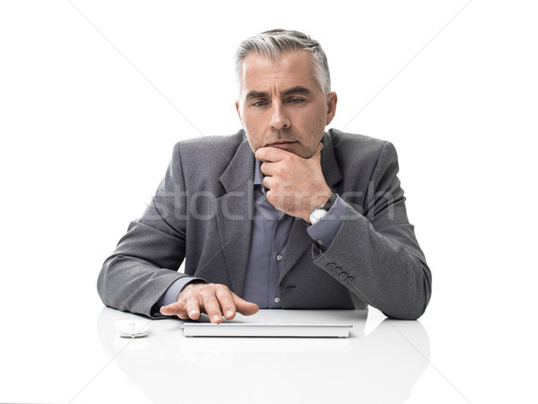 Geschäftsmann arbeiten Computer nachdenklich Sitzung Stock foto © stokkete