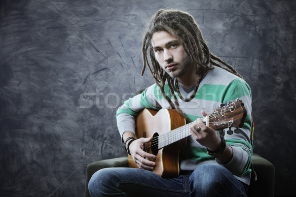Gitarist genç oynama akustik gitar adam eğlence Stok fotoğraf © stokkete