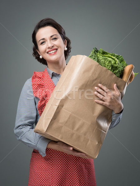 Jahrgang Frau Lebensmittelgeschäft Tasche lächelnd Schürze Stock foto © stokkete