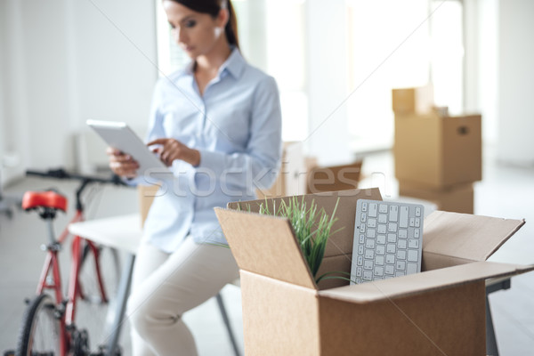 üzletasszony mozog új iroda digitális tabletta Stock fotó © stokkete
