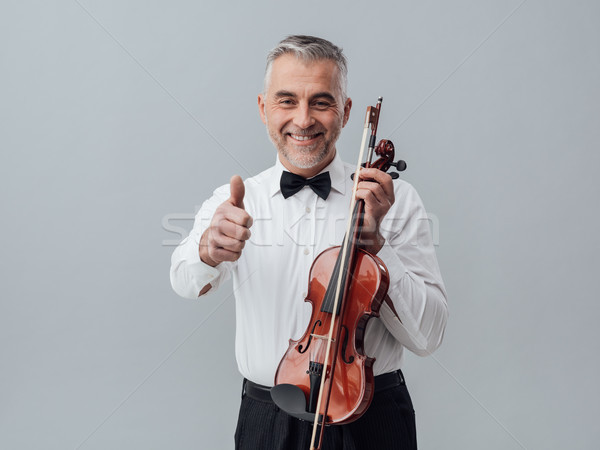 Derűs hegedűművész portré pózol hegedű remek Stock fotó © stokkete
