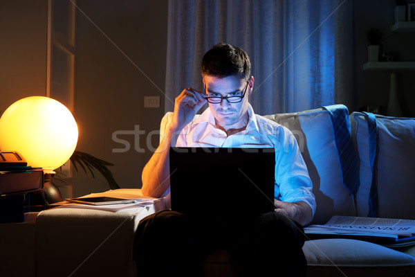 Om de afaceri lucru ore suplimentare acasă tarziu laptop Imagine de stoc © stokkete